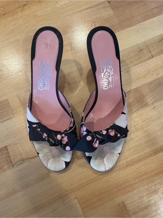 Salvatore Ferragamo Shoes - Salvatore Ferragamo Floral Bow Slide Kitten heels in Pink and Black